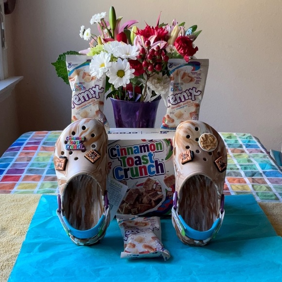 š„£ CROCS x CINNAMON TOAST CRUNCHš„£ NWT š„£ - Picture 4 of 16